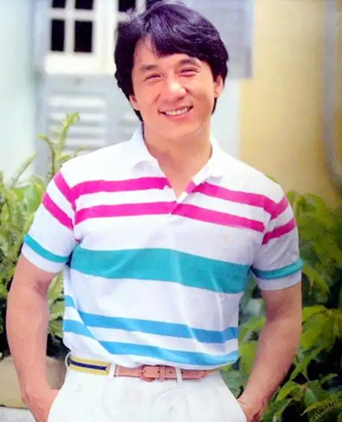 门下学习,父母没有体面的工作,所以成龙小时候也没有得到更好的教育