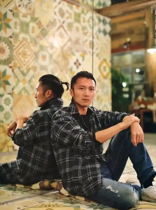 换季换发型,谢霆锋将头发扎出一个小辫子,可显魅力了!