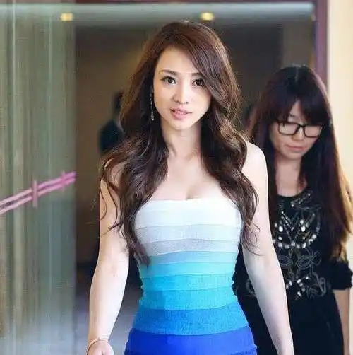柳岩穿"锁胸"装出席活动,惊艳美丽,立刻成为全场焦点_女神_胸部_自然