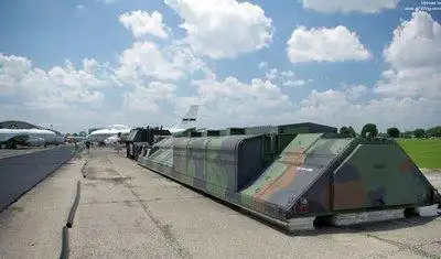 侏儒导弹携带475万吨核弹头射程11万公里误差90米