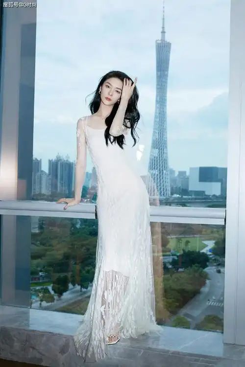 傅菁在小蛮腰背景下一袭白色薄纱钉珠长裙
