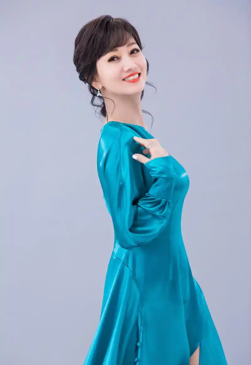 64岁赵雅芝蓝裙性感又高级阔腿裤造型秒变1米8生图状态也气质