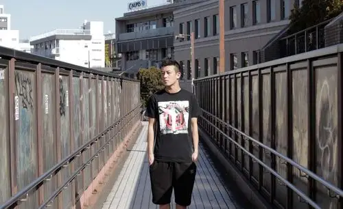 陈冠希东京街拍图片玩味潮搭潮男