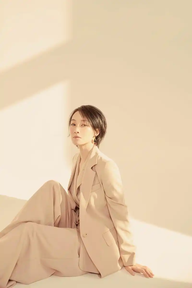 赵子琪暖春造型刚柔并济活成别人羡慕的样子