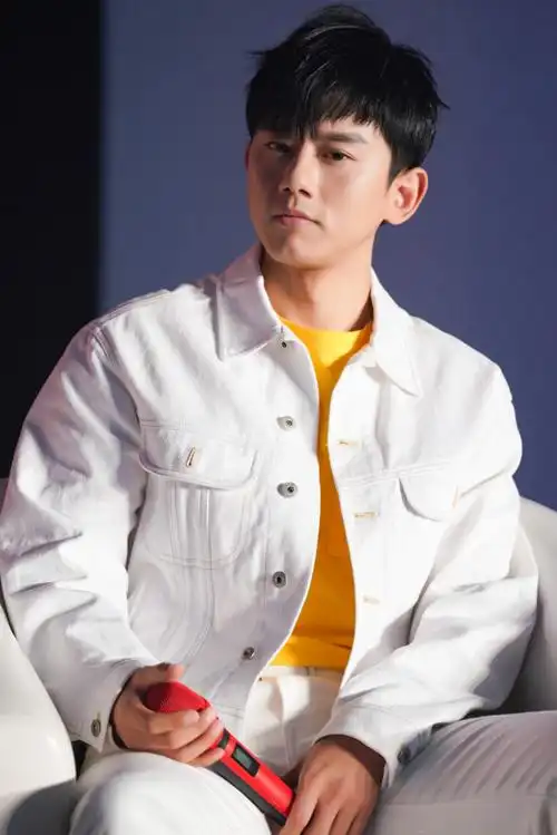 今晚乐事沙漠星空展映会现场,品牌代言人@张杰和大家一同观看@陆川