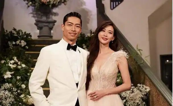 所有人都很惊讶,就连言承旭也是从狗仔口中得知的,难掩失落,只能笑着