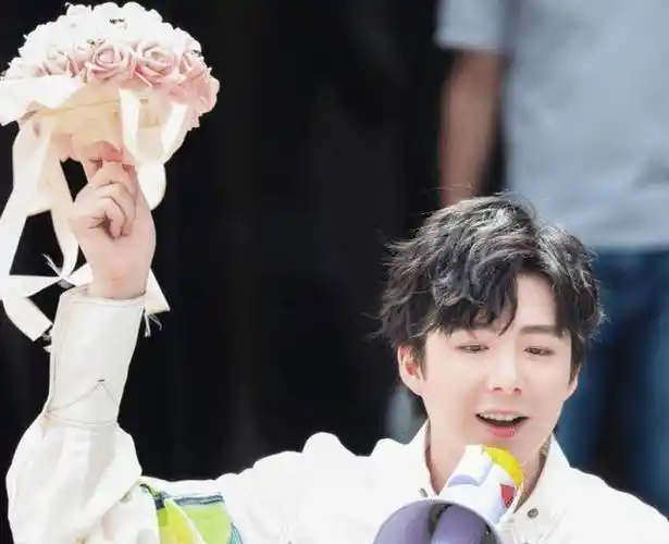 粉丝穿婚纱给刘宇宁丢捧花,他接那一下非常的心动,太浪漫了吧!