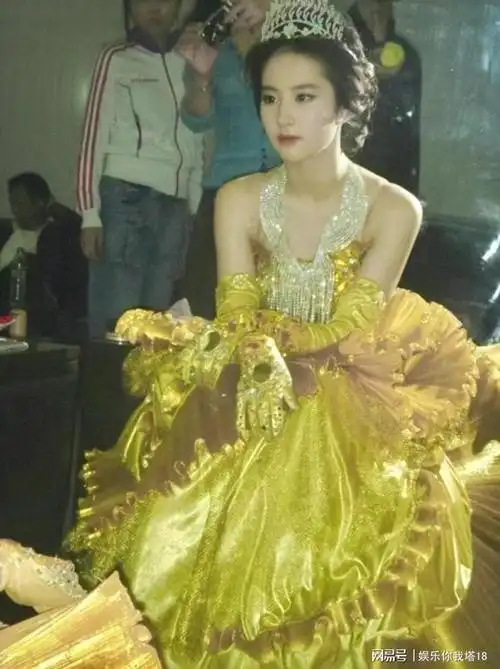 刘亦菲19岁就成为金鹰女神