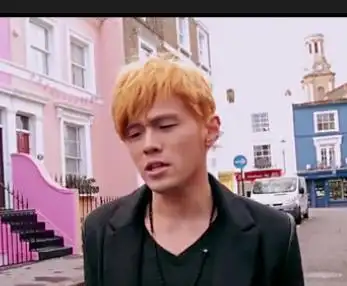 周杰伦大笨钟或者明明就mv的那个黄发的发型怎么弄 希望是发型大师