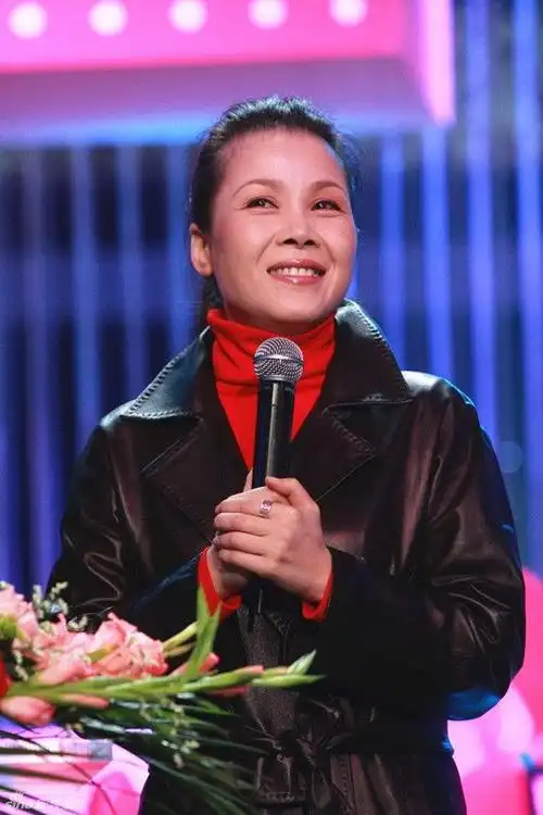 田震退隐7年首亮相如今定居国外皮肤嫩滑穿着打扮很时髦