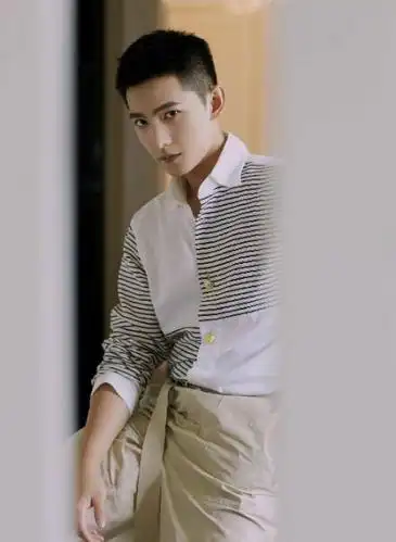 王源寸头现身机场全新造型简单有酷帅