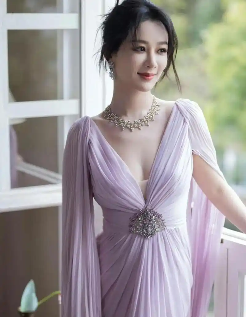 多种穿法灵活运用,展现不同风格.[原文:杨紫深v薄纱连衣裙秀事业.