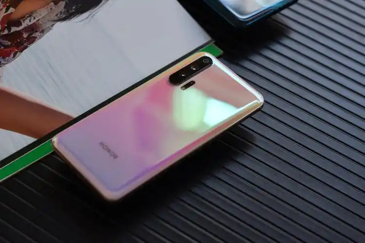 在不同的角度呈现出不同的颜色,简单而言就是侧面看有点像华为p30 pro