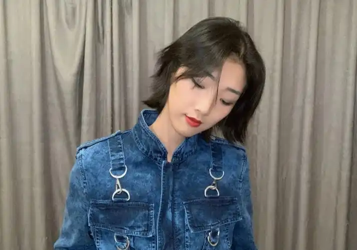 1/ 12 近日,火箭少女101队长yamy郭颖深夜晒出个人身着酸洗牛仔连身裤