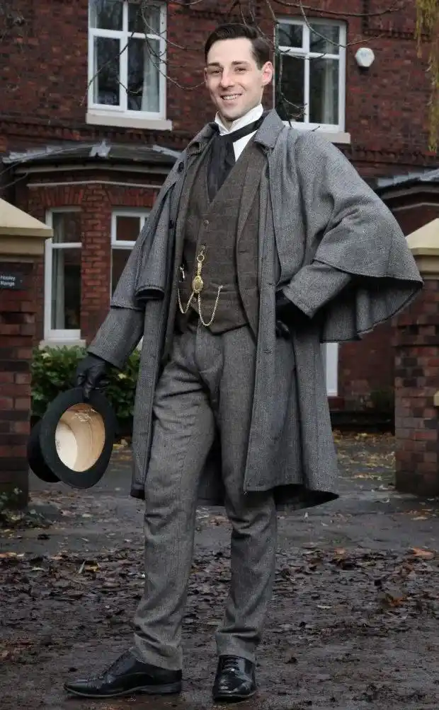 英国小伙把自己活成行走的古董,花几十万购置19世纪的行头和家具