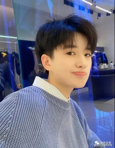 元旦男生可以试试这3款"超好看"的刘海发型,时尚帅气又有魅力!