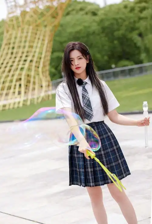 杨超越穿水手服玩泡泡机 气质清纯筷子腿超吸睛