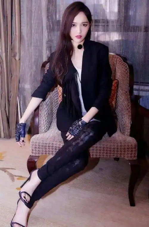 唐嫣的脚也是十分白皙精致的,穿上这样一字带的凉鞋,看起来