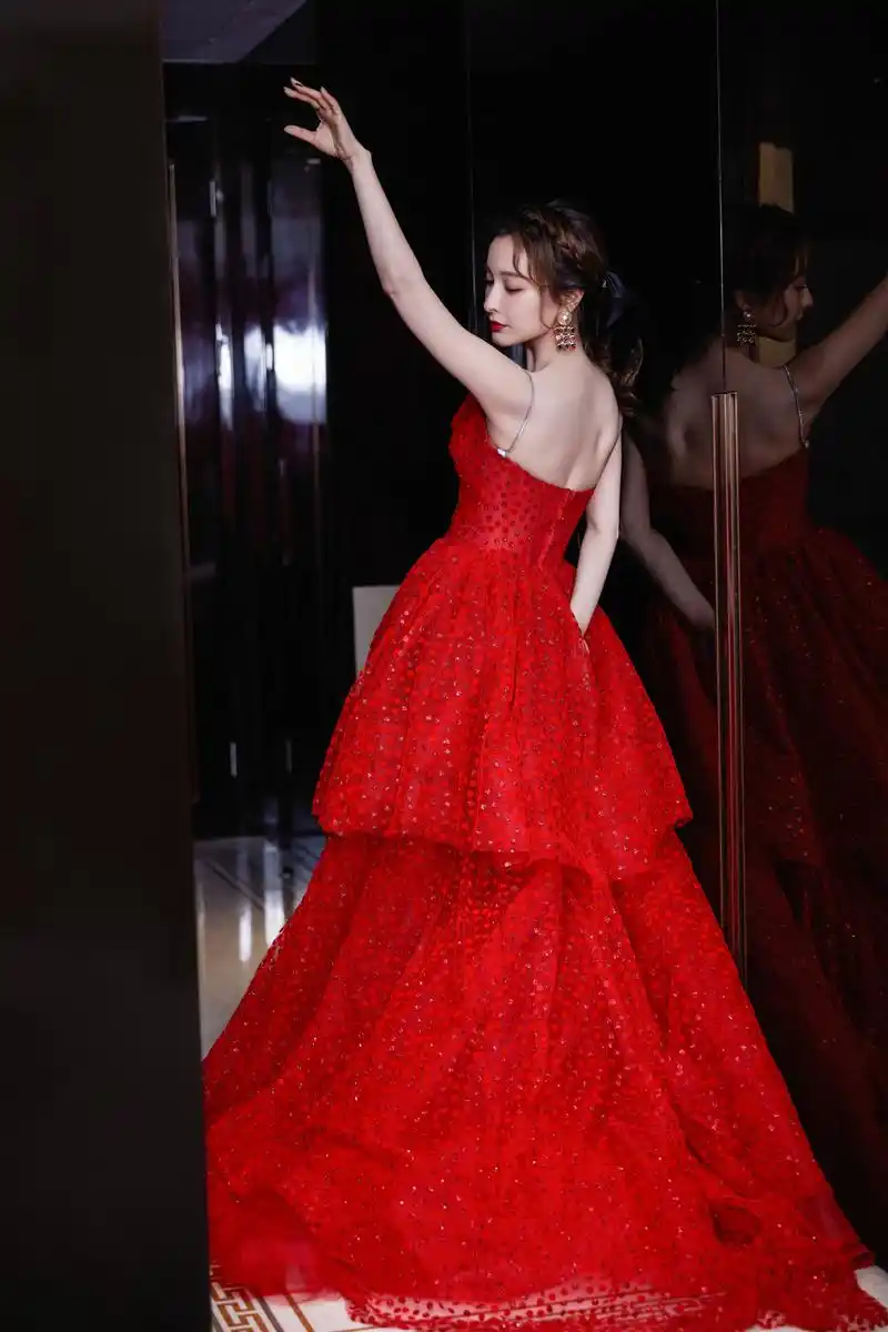 吴昕的女神气质没得说!露背链条蛋糕裙复古高雅,完美蜕变真惊艳