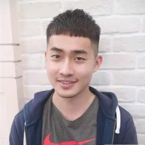 呆萌男生发型图片 两侧剃光中间直发齐刘海发型