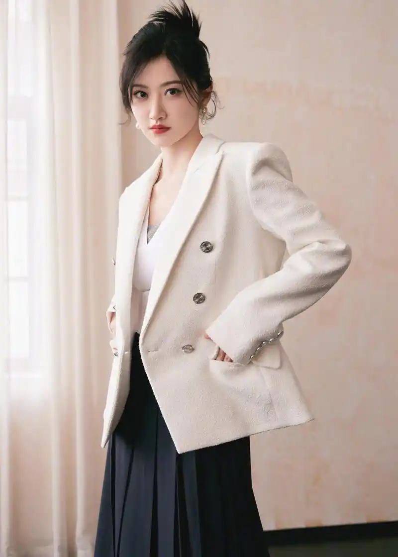 景甜美照惊艳曝光 景甜身穿白色西装外套,搭配黑色开叉长裙,展现出