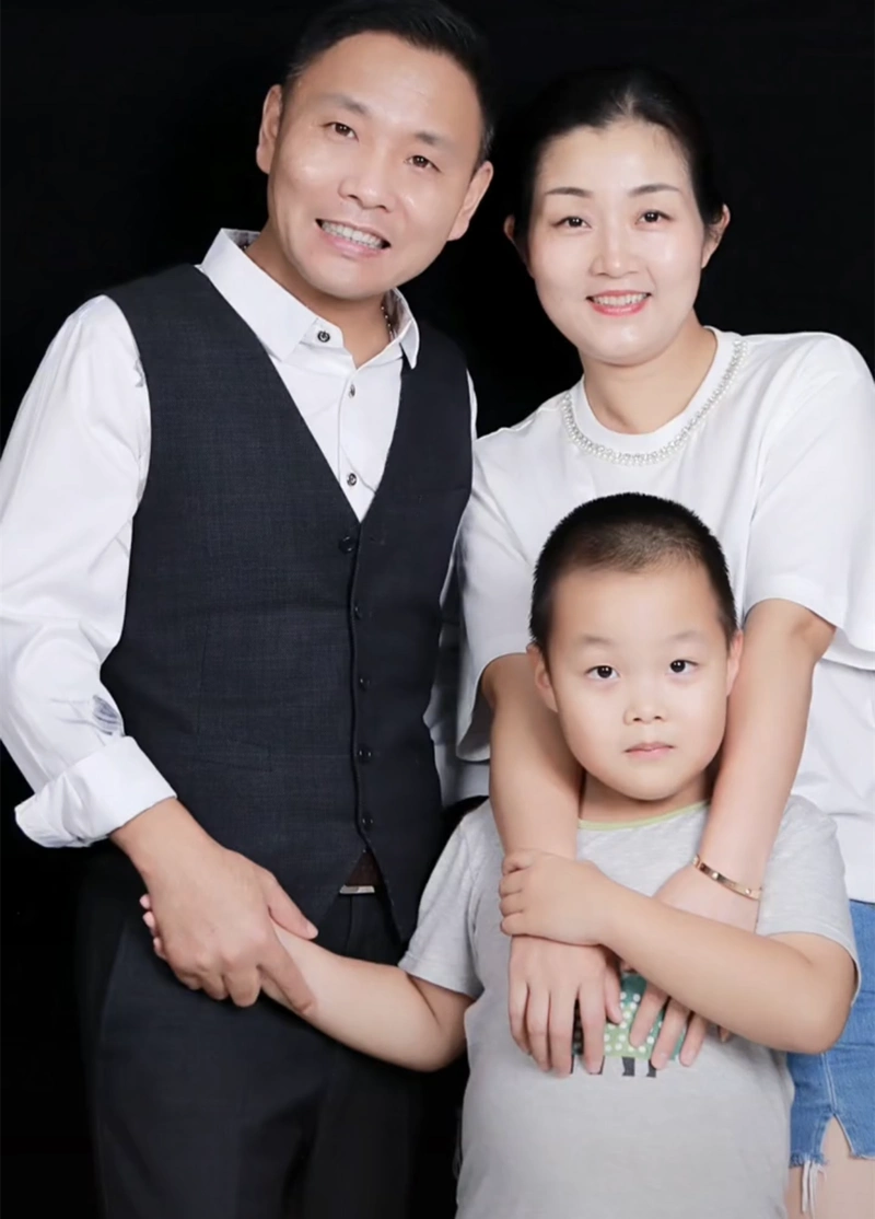 知名歌手祁隆回应家暴事件!晒一家三口合照:我就当你为了孩子吧