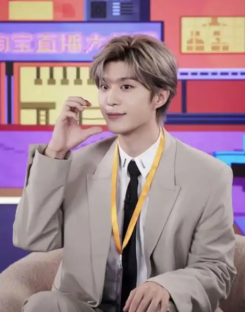 范丞丞乖巧坐姿#范丞丞今日直播坐姿也太乖巧了,脸颊比心好乖好堪爱