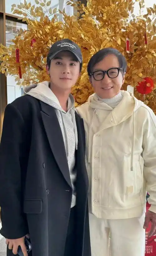 众星发文为成龙70岁庆生,合影里成龙真的老了,头发稀少两鬓斑白|吴京