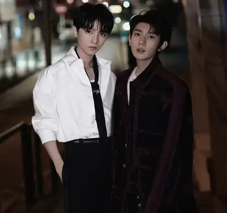 王源接王俊凯回家车内坐姿略有cp感发现被拍一脸羞涩打招呼