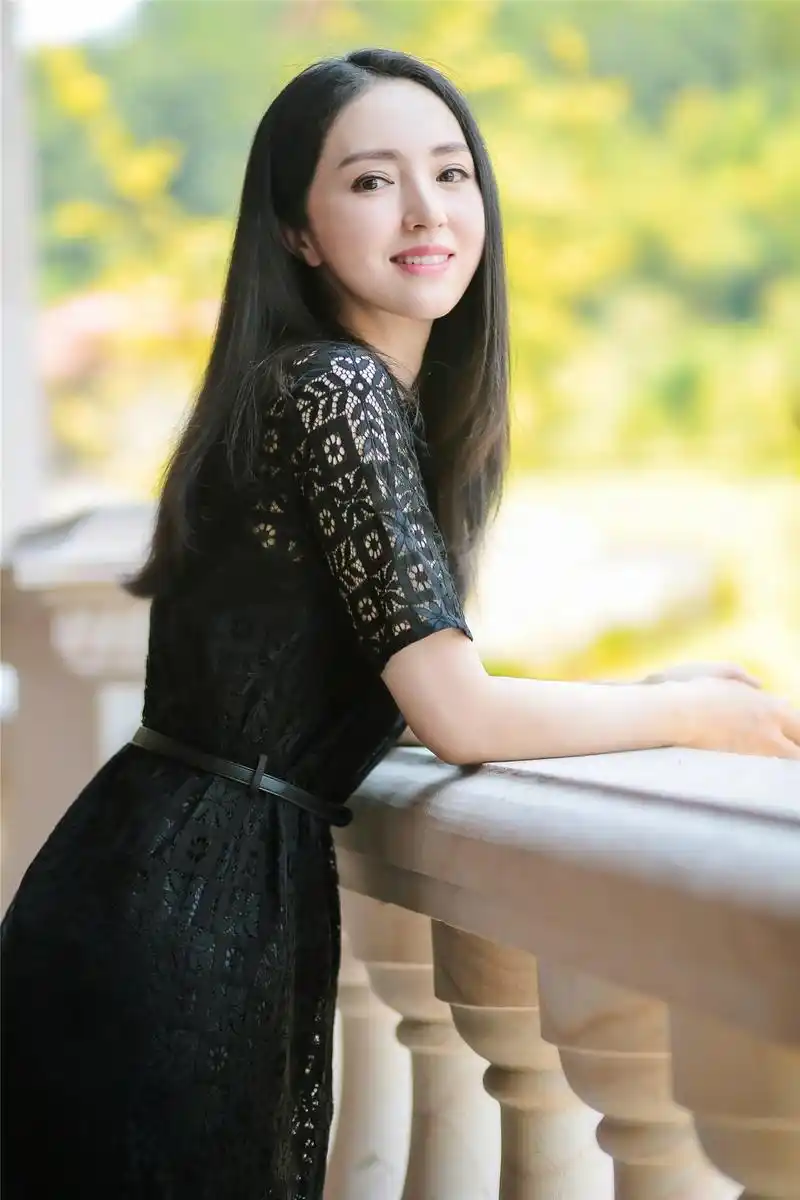 董璇新照秀纤腰 黑裙也可以仙气满满(组图)