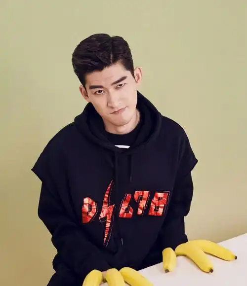 看到张翰新的时尚大片,更加成熟自信了,真帅!