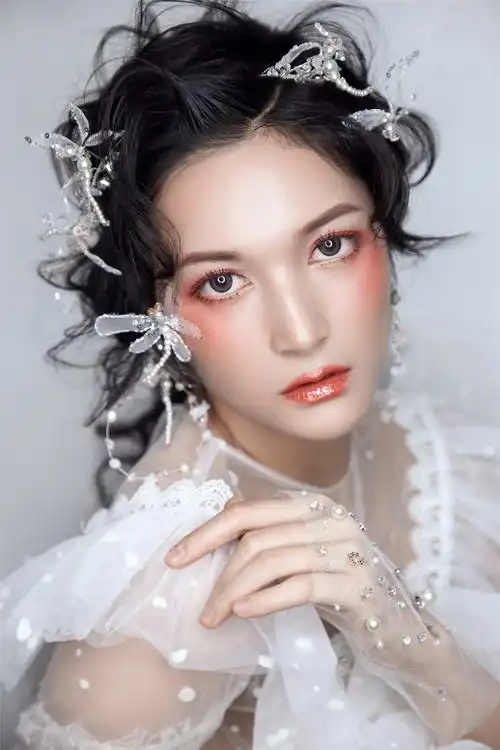 新时代美妆学院的化妆造型作品《唯美造型》