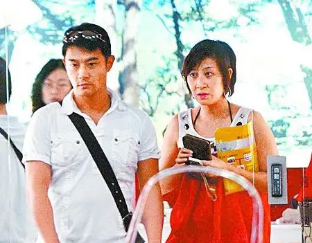 黄维德(左)和女友陆薇雯已交往19年.