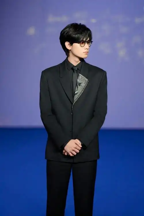 胡先煦今日最新红毯,黑西装墨镜9815造型……|胡先煦|墨镜|造型