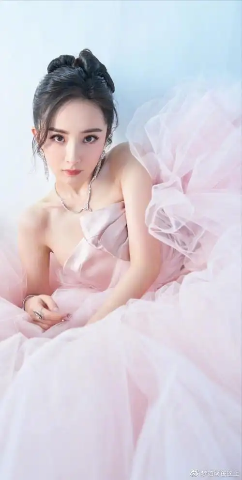 杨幂粉色蝴蝶结仙女裙写真壁纸.