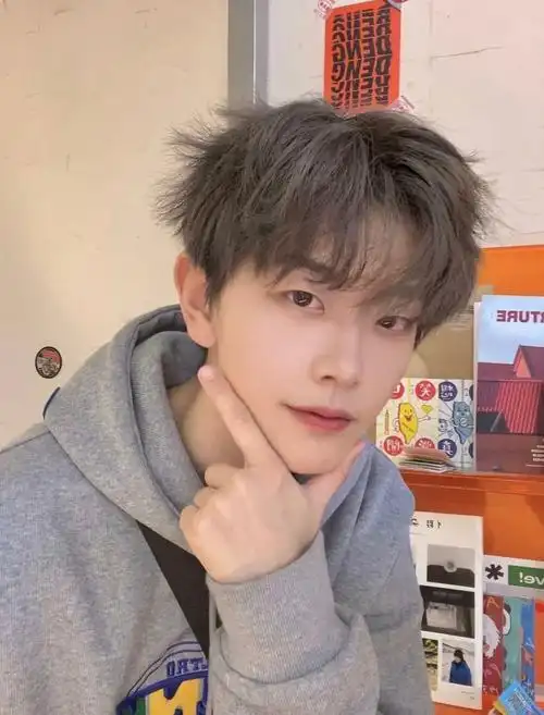 今年超火的碎锅盖发型很受潮流男生的喜爱,尤其是学生党,减龄又显脸小