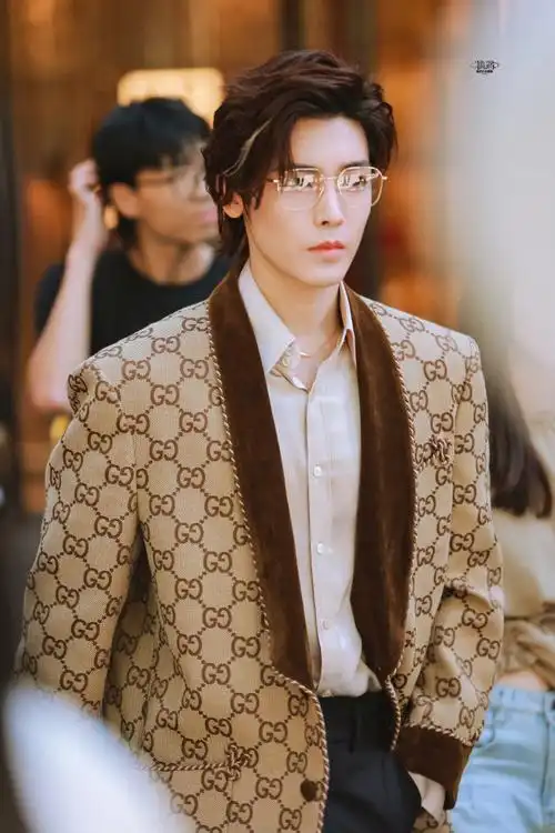 侯明昊复古雅痞眼镜造型#侯明昊这个造型 棕色系复古西装 金丝眼镜