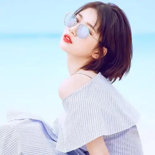 治愈系短发眼镜女生头像图片