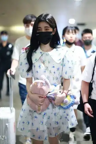 2021年6月17日,鞠婧祎机场街拍.泡泡袖印花连衣裙,小白鞋清纯甜美.