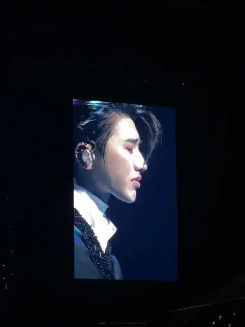 蔡徐坤演唱会上落泪,全场大合唱《情人》,与辣妹过度亲密惹不满