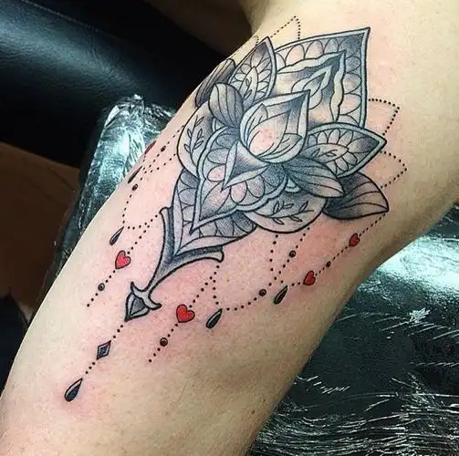 纹身莲花女生手臂上黑灰纹身莲花图片