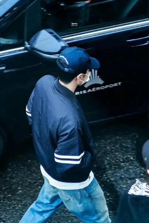 王一博抵达巴黎机场