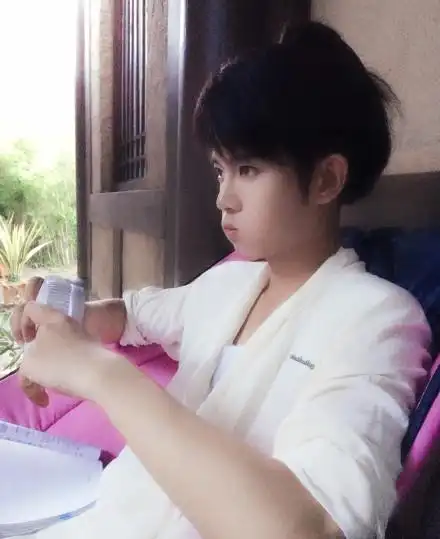 任嘉伦嘟嘟嘴好可爱,请问这位哥哥是吃可爱长大的嘛!_网易订阅