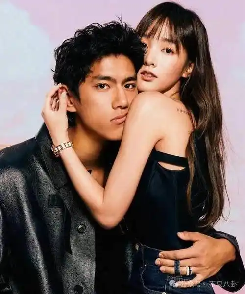 朱轩洋的女朋友cindy是一名全职youtube美妆博主,人称"文山区泫雅",长