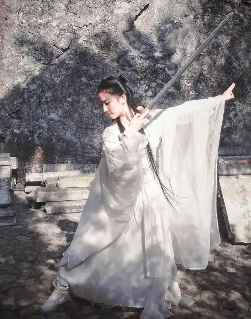 刘亦菲早年剧照,现场舞剑有模有样,堪称史上最仙"小龙女"