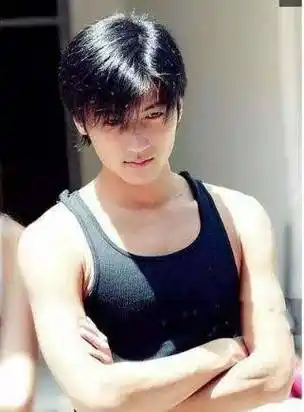 当年随口亲的婴儿,居然差点把他踢下神坛_谢霆锋_时候_天王