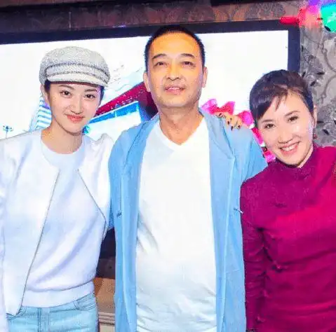 景甜病了与父亲现身医院 景甜爸爸的真实身份究竟是谁