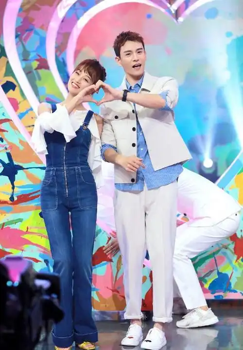 她是童星曹骏女朋友,穿亮片吊带裙梳波波头,29岁还是少女一枚