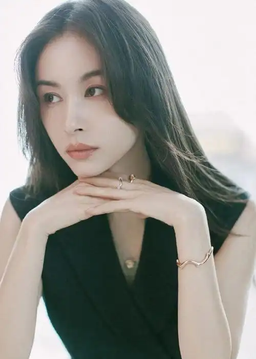 王子文换发型了##王子文最新活动状态#@王子文ava今日出席活动造型好