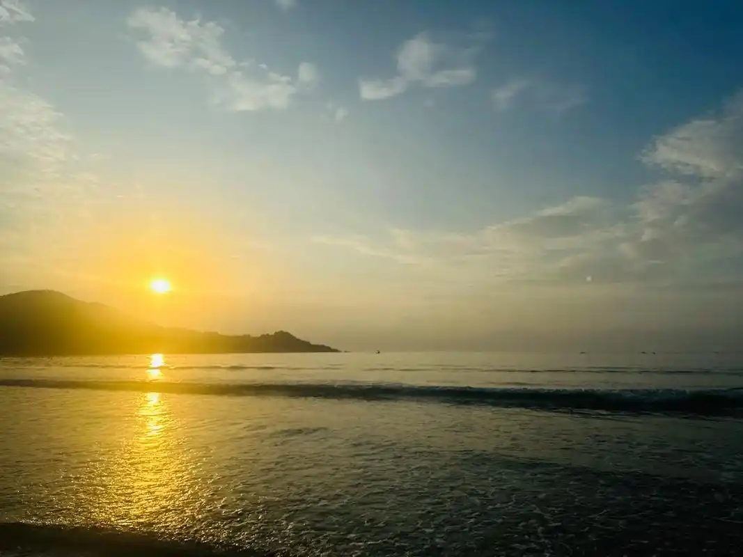 总要来一次海边吧,吹吹这海边的风,看看这海边的浪.阳光沙 - 抖音